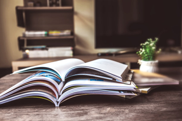 有选择性地将杂志堆放在客厅的桌子上图片下载