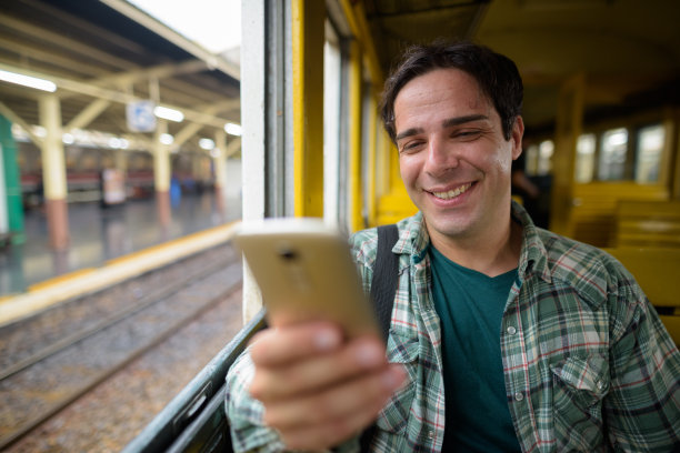 在泰国曼谷华南蓬火车站乘坐火车的英俊波斯游客男子肖像图片下载