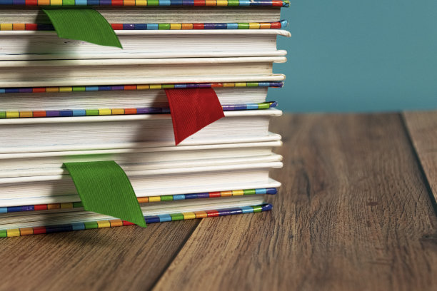 一堆带有页面书签的不同书签。书绑定。知识和教育。儿童读物。学校图书馆。图片下载