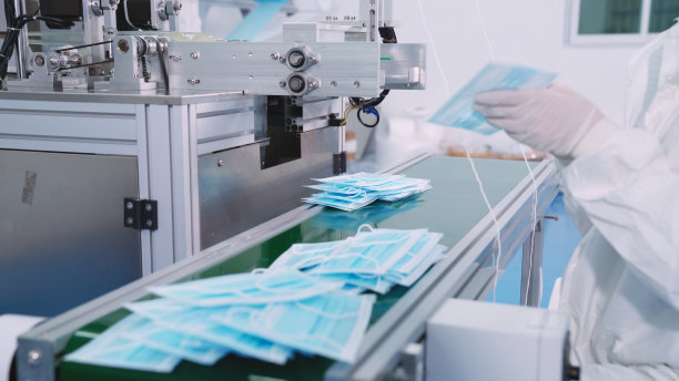 现代化工厂的口罩生产线图片下载