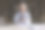 快乐成熟的智能手机用户女性阅读信息图片下载