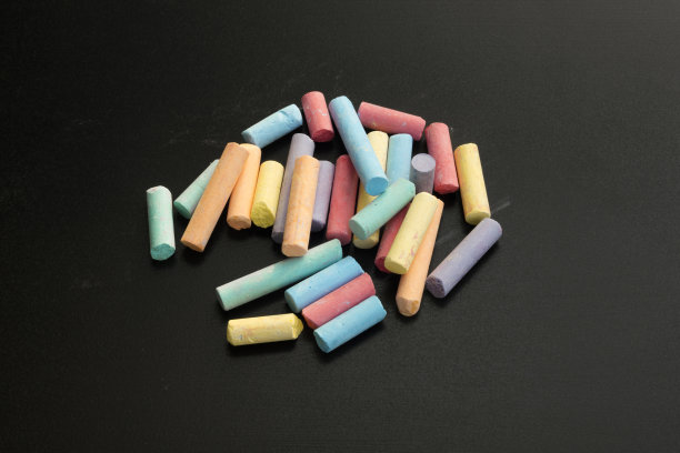 黑色黑板上的一组彩色粉笔图片下载