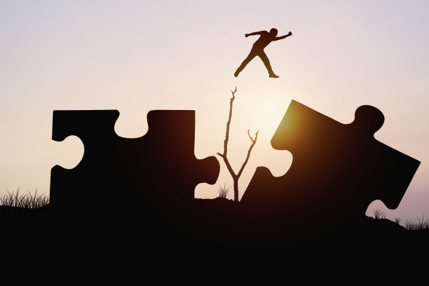 剪影人在拼图上跳跃，概念可能是商业和金融成功的交叉问题和障碍图片下载