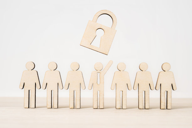 木制商人图标与GDPR -一般数据保护条例的概念木制桌面和白色背景图片下载