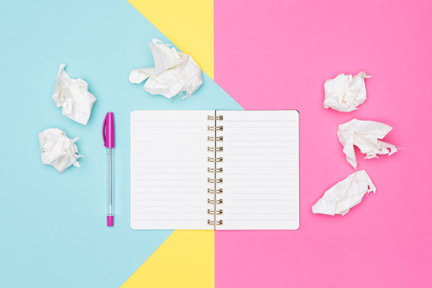 文思枯竭。想法，头脑风暴，创造力，想象力，最后期限，挫折概念。办公室办公桌的俯视图照片与空白模拟打开的记事本和皱巴巴的纸在柔和的背景。图片下载