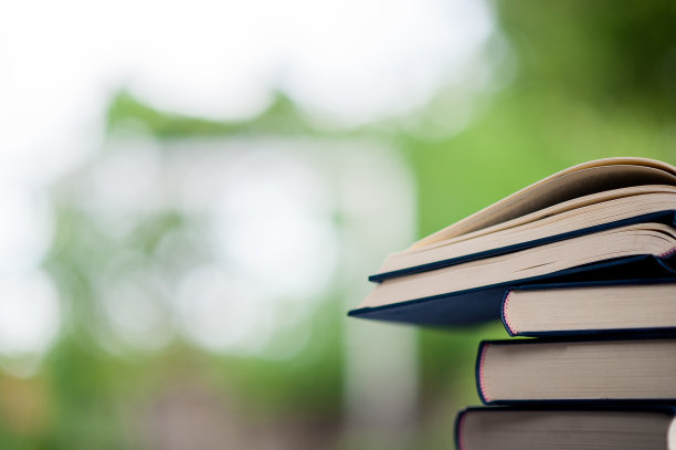 多本书整齐地堆放在桌子上图片下载