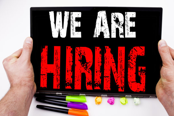 在办公室用记号笔、钢笔、文具在平板电脑、电脑上书写文字。招聘的商业概念和工作招聘广告白色背景与复制空间图片下载