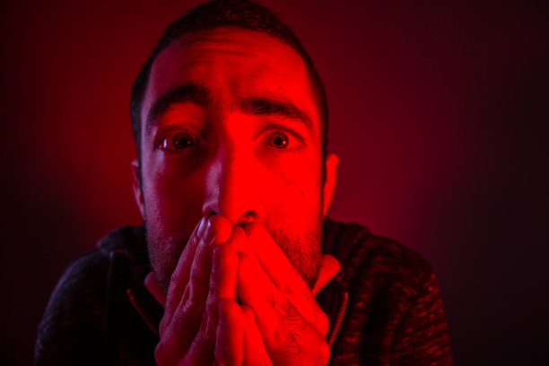 震惊、害怕的男人，脸上带着惊讶的表情图片下载