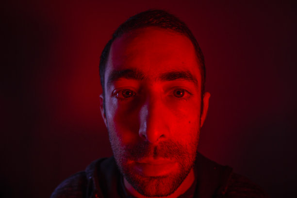 面部表情严肃的男人图片下载