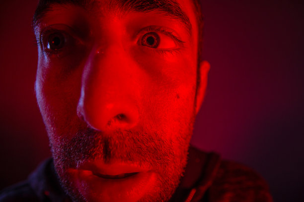 男子带着震惊的表情望向一旁图片下载