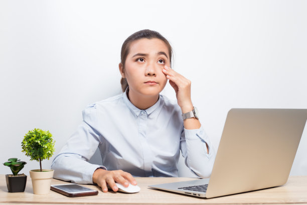 女性眼睛疼痛图片下载