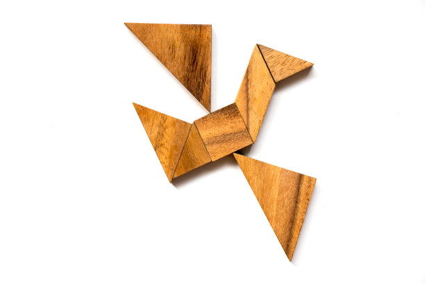 白底鸟形木制七巧板(创业或企业家概念)图片下载