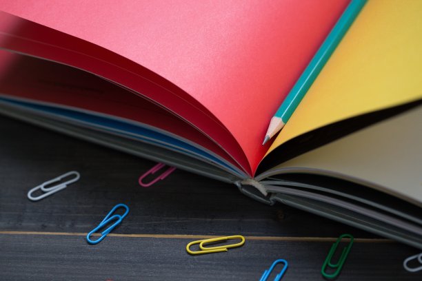 课桌上的课本。和设备一起学习。图片下载