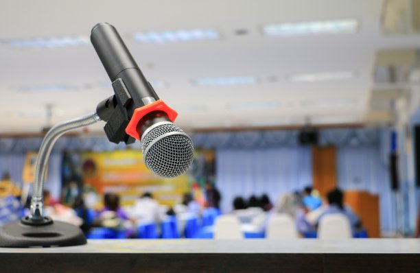 无线麦克风在会议室研讨会会议背景图片下载
