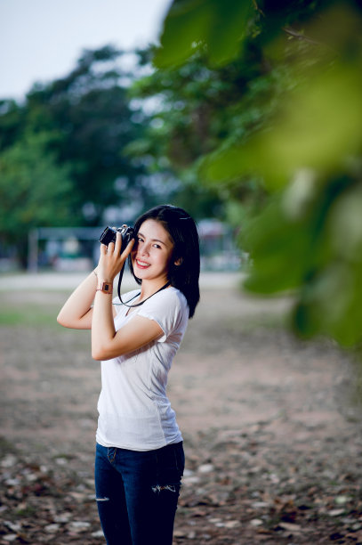 这个女孩和他的相机在可爱的景色中享受摄影之旅图片下载
