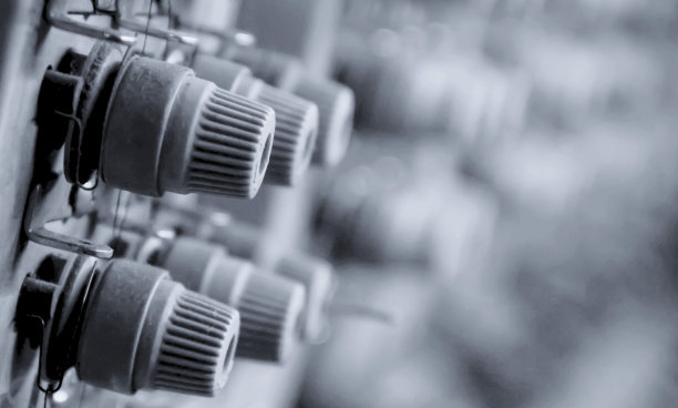 工业缝纫机在浅蓝色场景中具有灯光效果。图片下载