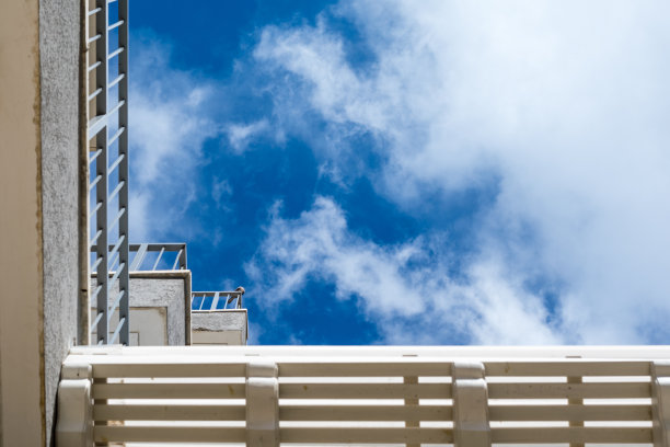 夏季建筑屋顶的细节图片下载