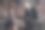 穿着得体的夫妇住在阁楼公寓里。厨房。一对夫妇端着葡萄酒杯对着镜头摆姿势。图片下载
