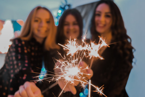 树姑娘们，朋友们一起欢度新年。寒假聚会。孟加拉光聚焦。图片下载