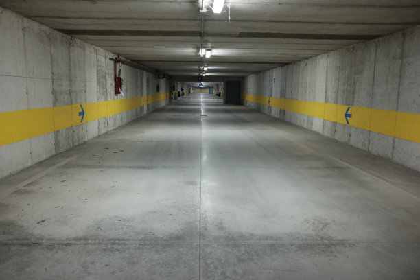空的地下停车场图片下载