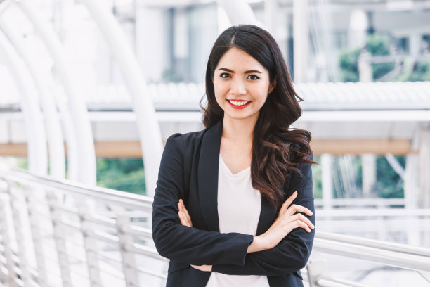 现代女商人在办公室里双手交叉。经营理念图片下载