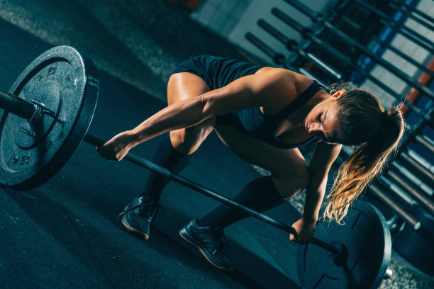 交叉训练健身。女运动员举重杠铃图片下载