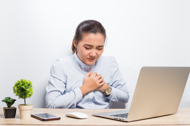 女人辛苦工作后胸口痛图片下载