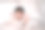 3岁可爱的亚洲小男孩在家里的床上，孩子躺在白色的床上玩和微笑，枕头和毯子，俯视图与复制空间。图片下载
