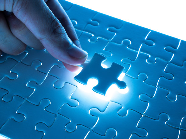 以灯饰拼图的缺失，以经营理念完成拼图的整理图片下载