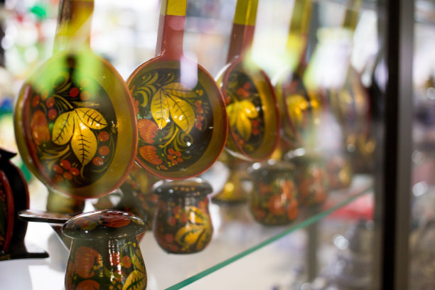俄罗斯，莫斯科- 2018年9月7日:商店橱窗里的摊位出售传统的俄罗斯礼物、套娃、勺子和玻璃碗。图片下载