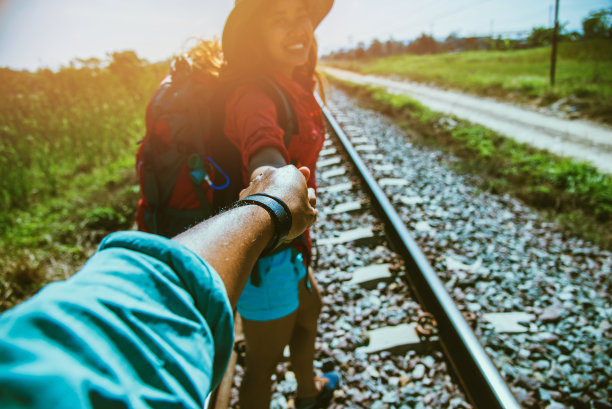 恋人女人和男人亚洲旅游乡村。旅行放松。背包旅行。在铁路上行走。泰国图片下载