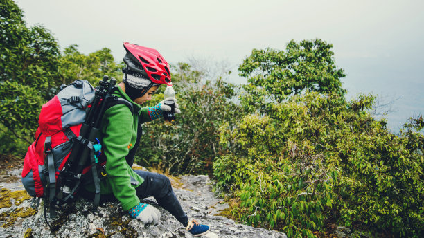亚洲女性旅行摄影自然。在森林里的假日散步中旅行放松。在岩石峭壁上。泰国图片下载