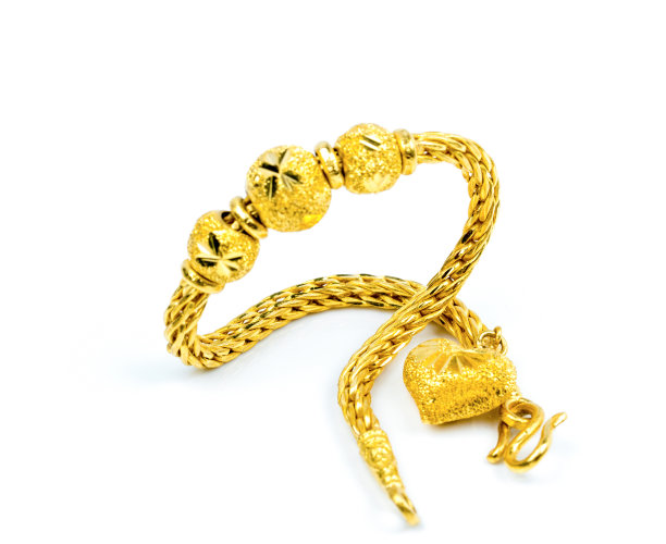 泰式设计图案黄金首饰手链孤立的白色背景与复制空间，只需添加自己的文字。中国新年礼物。金店生意。图片下载