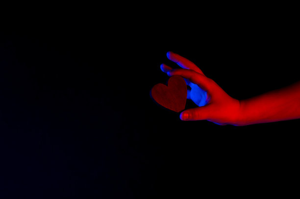 心在手心在霓虹灯的背景下。情人节背景图片下载