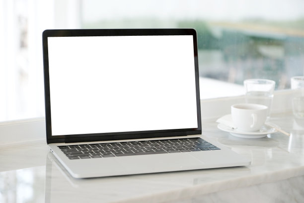 笔记本电脑与空白屏幕模拟模板背景，商业技术和生活方式的背景概念图片下载