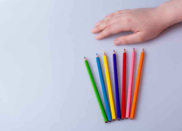 白色背景上的彩色铅笔图片下载