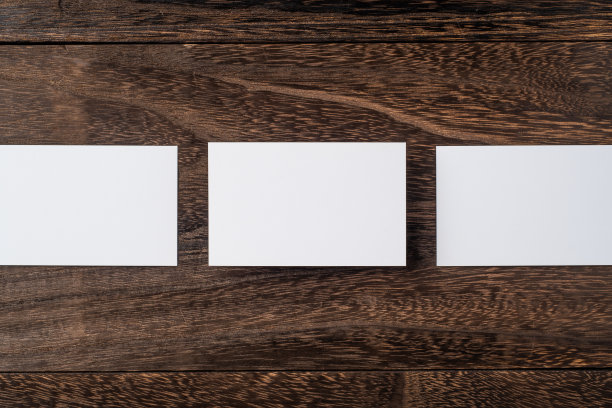 木地板上白色名片的俯视图图片下载