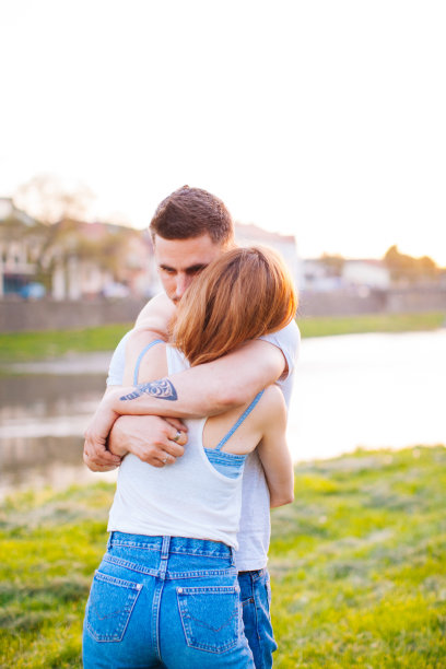一对恩爱夫妻甜蜜的拥抱图片下载
