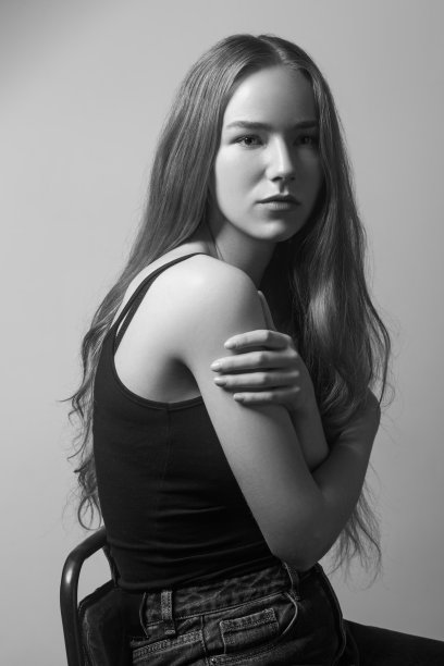 可爱女人的肖像，双手交叉，看着镜头。图片下载