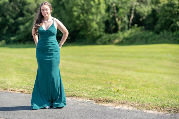 16岁的女孩，穿着舞会礼服图片下载