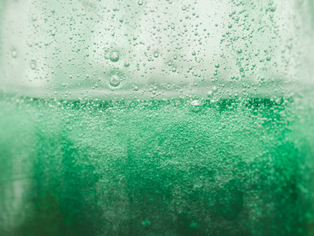 浓稠的绿色液体中的气泡特写图片下载