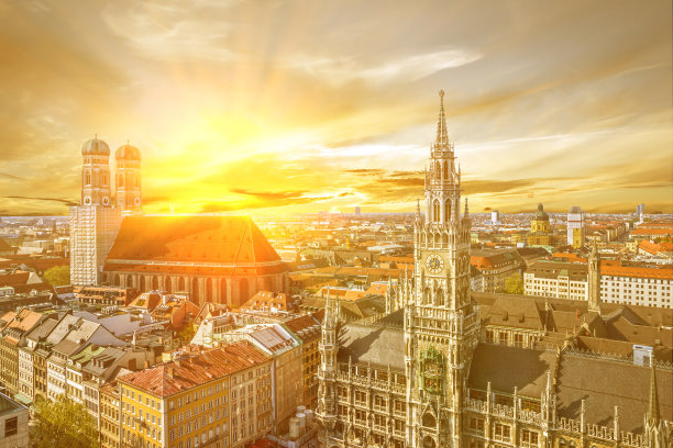 德国巴伐利亚慕尼黑日落全景建筑，玛利亚广场的圣母教堂和市政厅图片下载