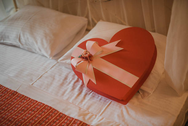 红礼盒系红丝带库存照片。图片下载