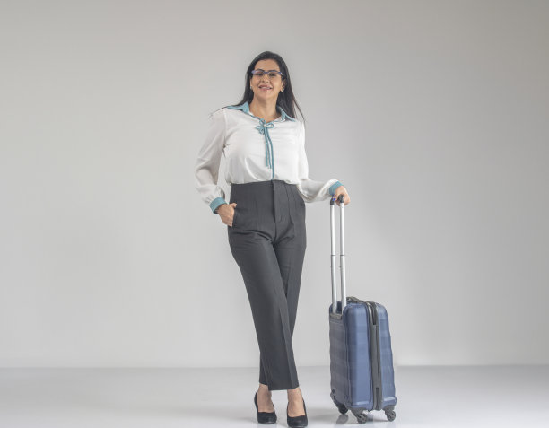 提着行李箱的经理抬起头，站在白色背景上图片下载