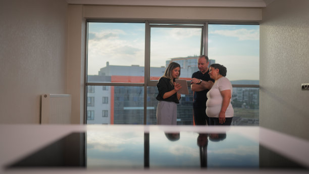 女房地产经纪人向已婚老年夫妇展示新房图片下载