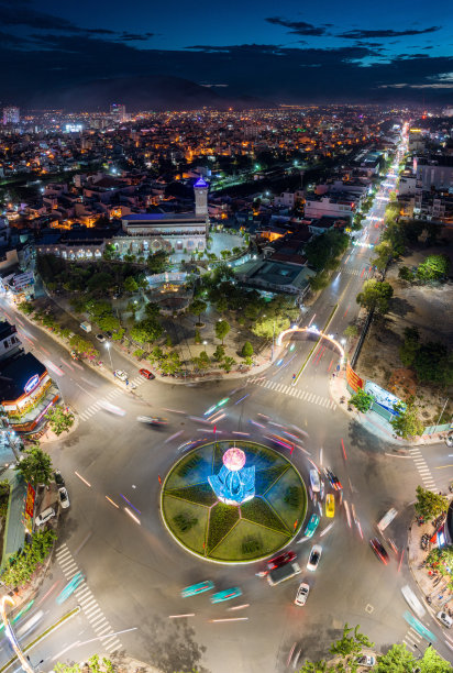 车辆绕着交通圆环移动图片下载