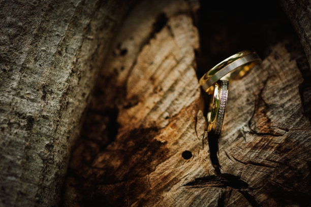 木制表面上的结婚戒指图片下载