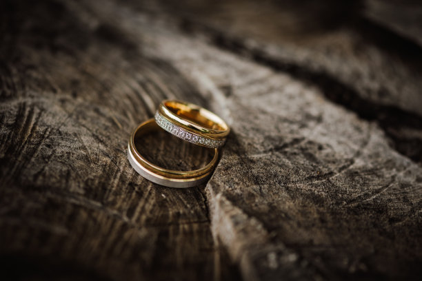 木制表面上的结婚戒指图片下载