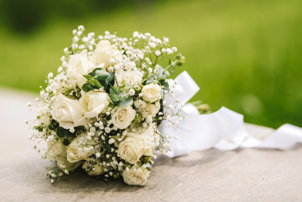 用玫瑰做成的婚礼花束特写照片图片下载