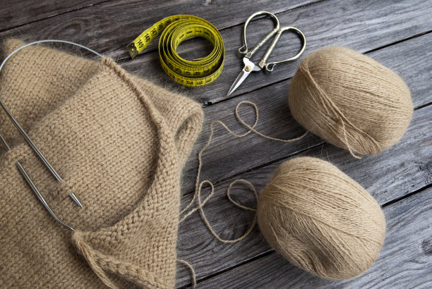 米色羊毛纱线针织围巾图片下载